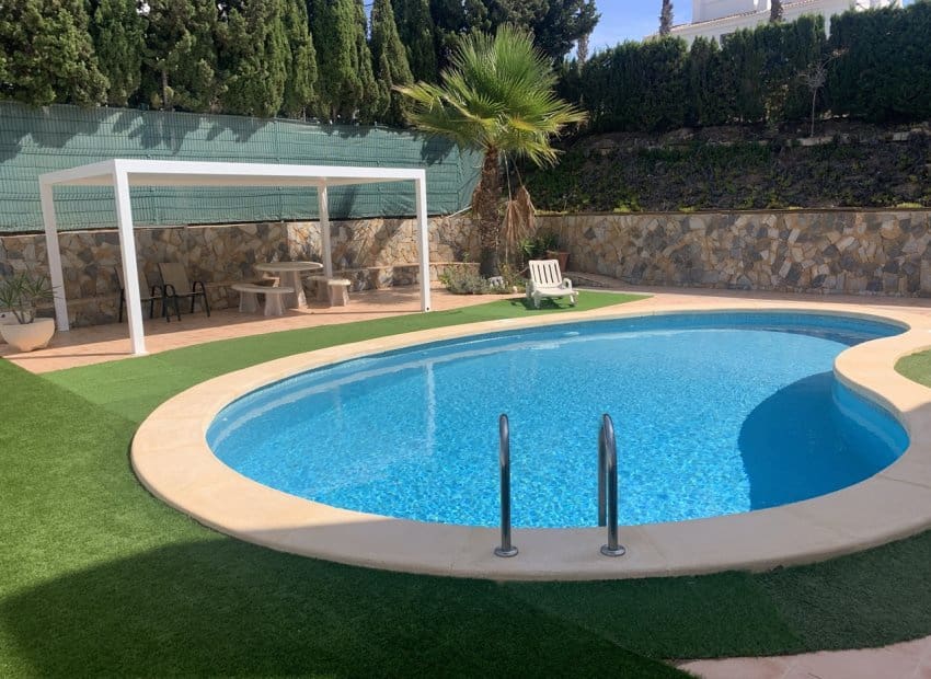 Chalet de 4 habitaciones en Villamartin en venta con piscina - 790.000 € (Ref: 9763878)