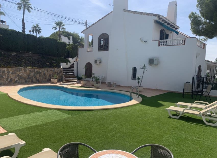 Chalet de 4 habitaciones en Villamartin en venta con piscina - 790.000 € (Ref: 9763878)