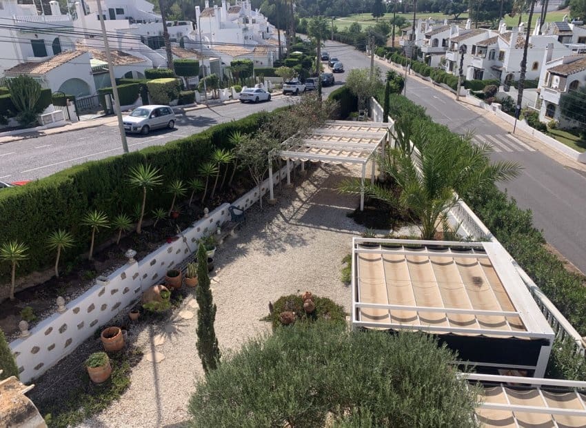 Chalet de 4 habitaciones en Villamartin en venta con piscina - 790.000 € (Ref: 9763878)