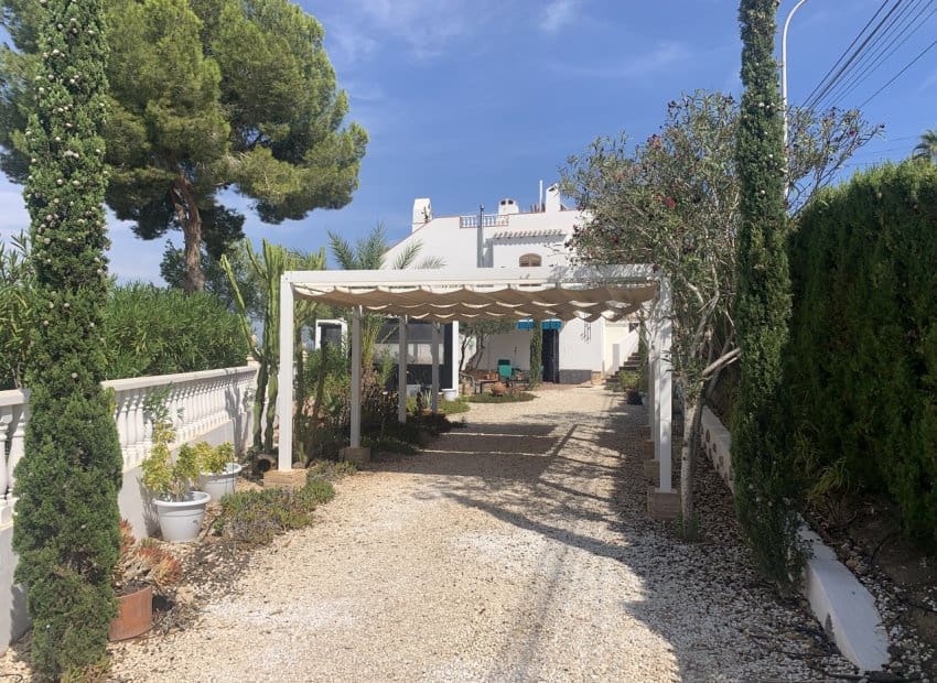 Chalet de 4 habitaciones en Villamartin en venta con piscina - 790.000 € (Ref: 9763878)