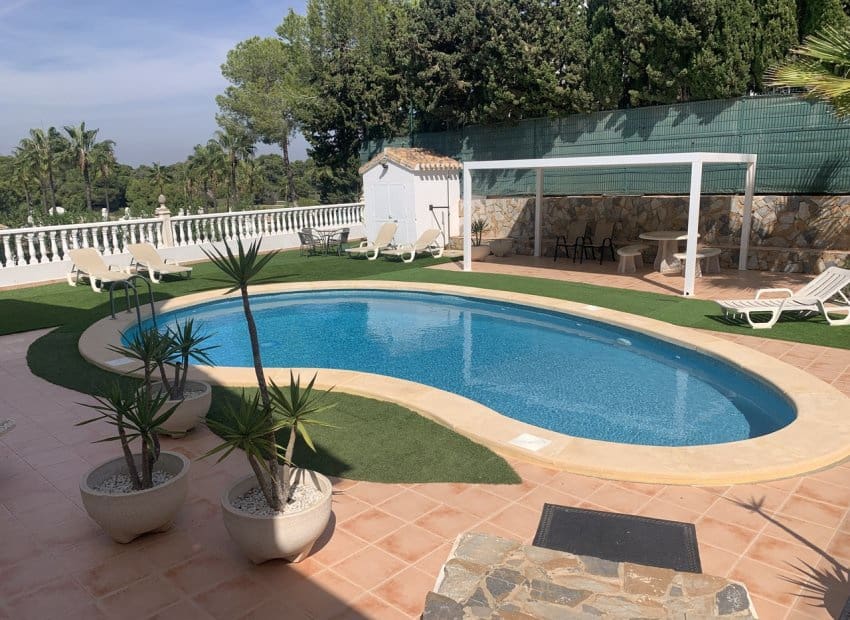 Chalet de 4 habitaciones en Villamartin en venta con piscina - 790.000 € (Ref: 9763878)