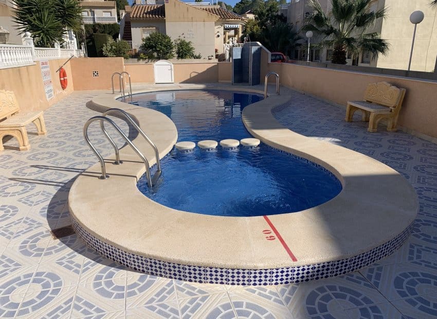 3 soveværelse Villa til salg i Villamartin med swimmingpool - € 299.950 (Ref: 9763880)