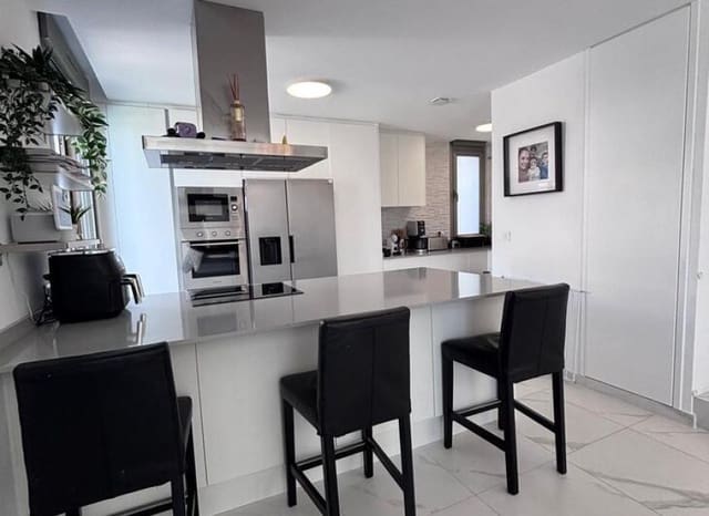 5 makuuhuone Huvila myytävänä paikassa Villamartin, Orihuela mukana uima-altaan 
autotalli - 595 000 € (Ref: 9763884)