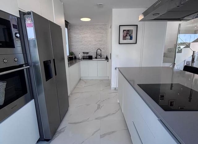 5 makuuhuone Huvila myytävänä paikassa Villamartin, Orihuela mukana uima-altaan 
autotalli - 595 000 € (Ref: 9763884)