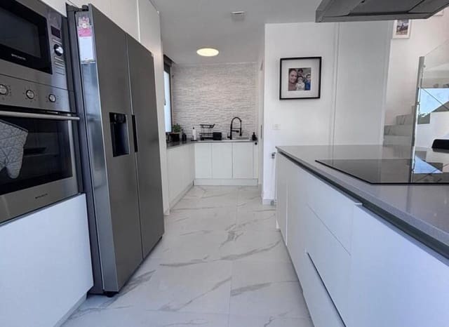 5 makuuhuone Huvila myytävänä paikassa Villamartin, Orihuela mukana uima-altaan 
autotalli - 595 000 € (Ref: 9763884)