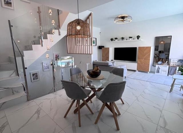 5 makuuhuone Huvila myytävänä paikassa Villamartin, Orihuela mukana uima-altaan 
autotalli - 595 000 € (Ref: 9763884)