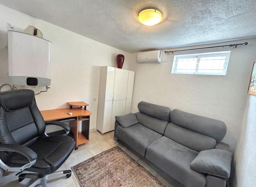 4 soverom Hus til salgs i Villamartin med svømmebasseng garasje - € 249 900 (Ref: 9763885)