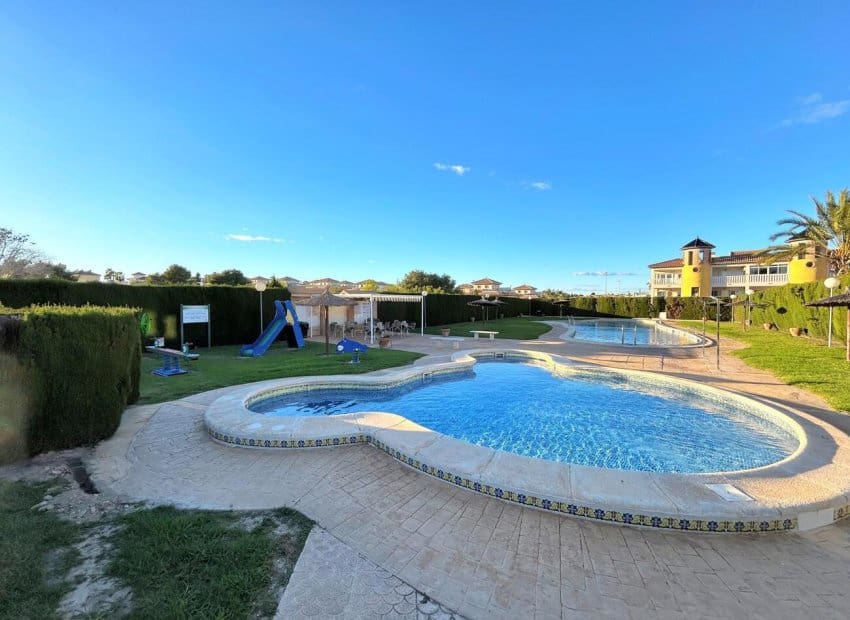 4 soverom Hus til salgs i Villamartin med svømmebasseng garasje - € 249 900 (Ref: 9763885)