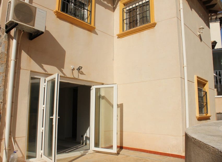 5 makuuhuone Huvila myytävänä paikassa La Zenia mukana uima-altaan - 359 995 € (Ref: 9763886)