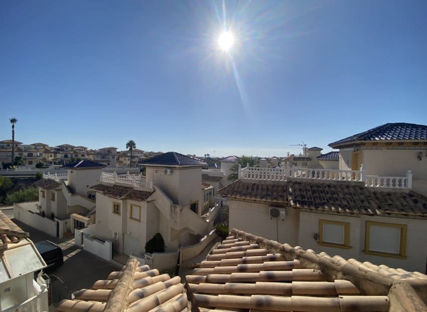 5 makuuhuone Huvila myytävänä paikassa La Zenia mukana uima-altaan - 359 995 € (Ref: 9763886)