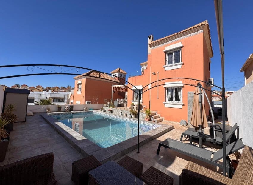 3 soveværelse Villa til salg i Blue Lagoon med swimmingpool - € 329.995 (Ref: 9763890)