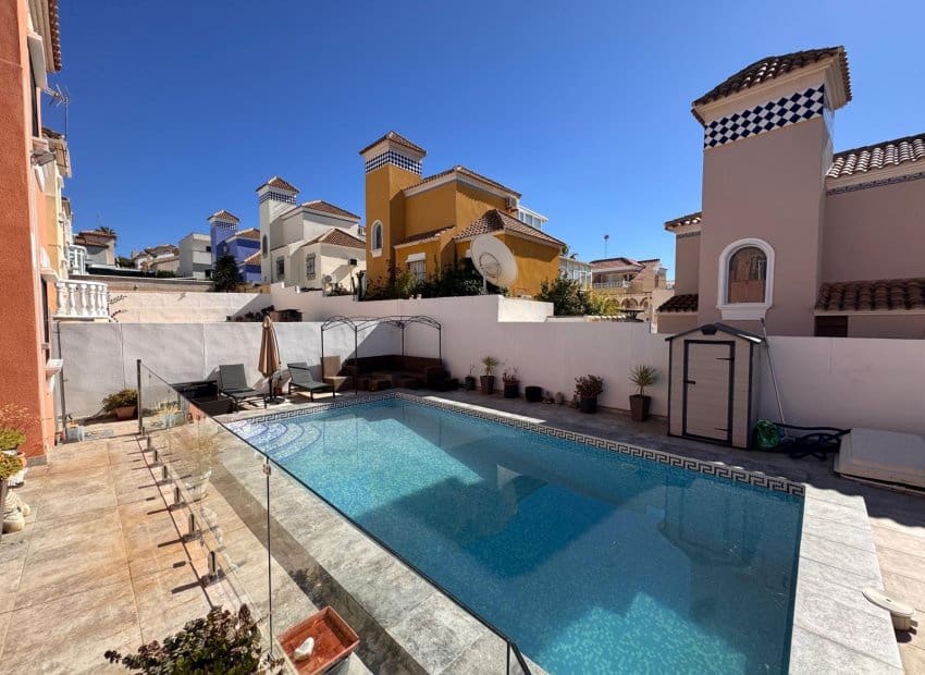 3 soveværelse Villa til salg i Blue Lagoon med swimmingpool - € 329.995 (Ref: 9763890)