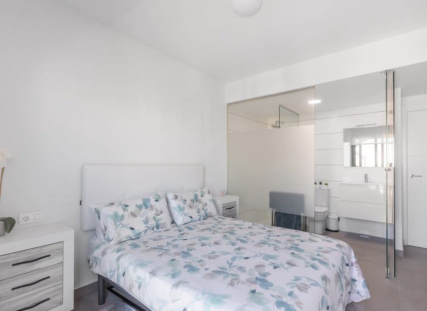 Apartamento de 2 habitaciones en Villamartin en venta con piscina garaje - 289.900 € (Ref: 9800245)