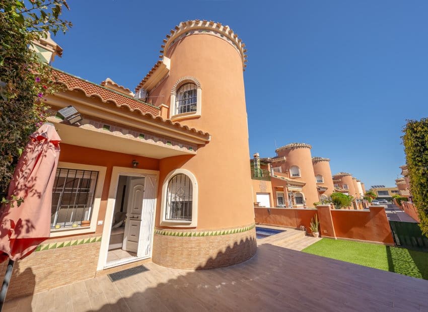 3 soveværelse Villa til salg i Playa Flamenca med swimmingpool garage - € 269.950 (Ref: 9800247)