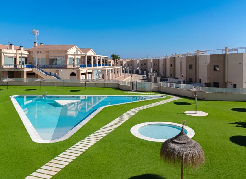 2 soveværelse Lejlighed til salg i La Zenia med swimmingpool - € 249.900 (Ref: 9800248)