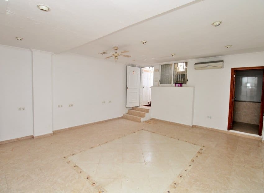 3 slaapkamer Huis te koop in Villamartin met zwembad - € 229.000 (Ref: 9800252)