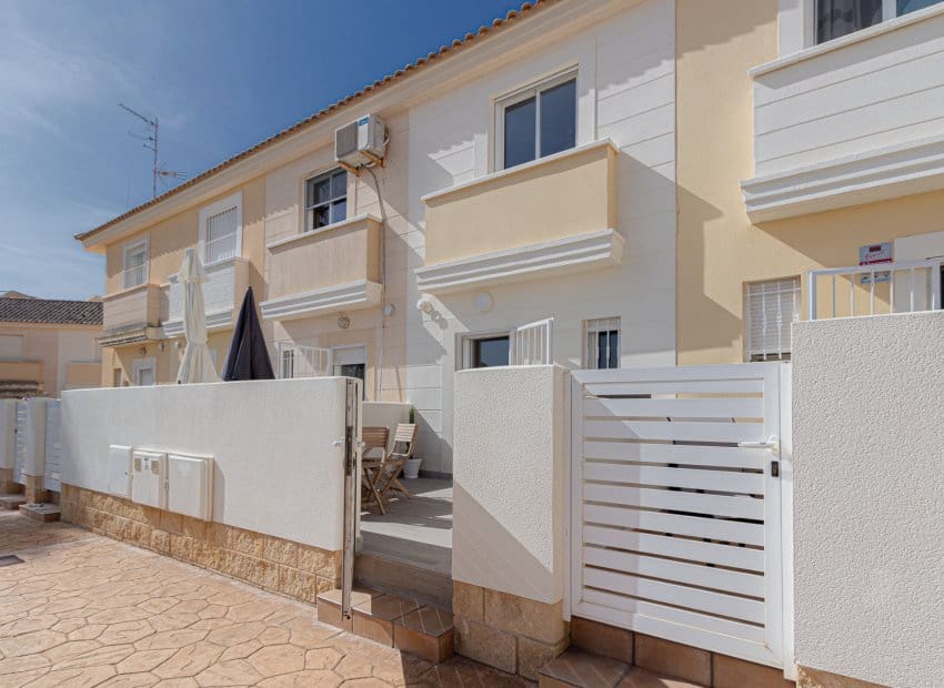 2 soverom Hus til salgs i Orihuela Costa med svømmebasseng garasje - € 219 000 (Ref: 9800256)