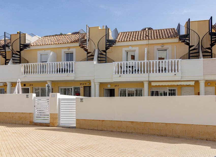 2 soverom Hus til salgs i Orihuela Costa med svømmebasseng garasje - € 219 000 (Ref: 9800256)