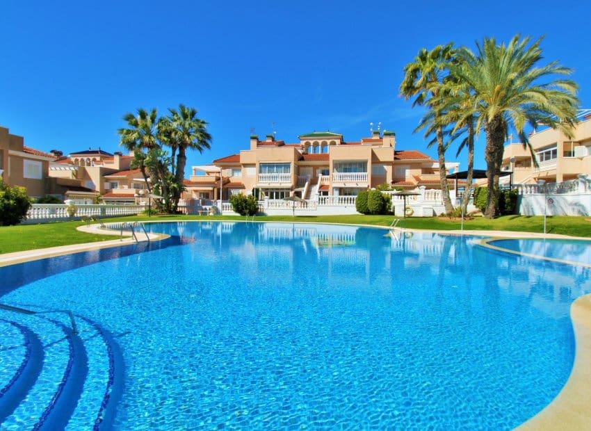 2 slaapkamer Appartement te koop in Playa Flamenca met zwembad - € 199.995 (Ref: 9800259)