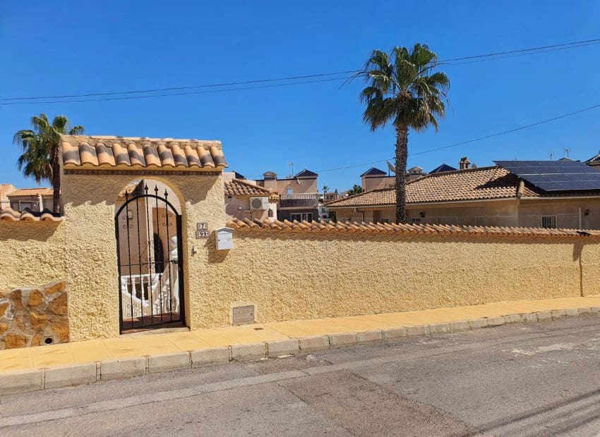 Chalet en Villamartin en venta con piscina garaje - 499.950 € (Ref: 9804735)