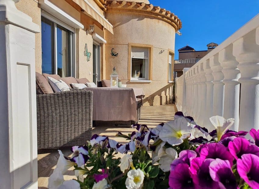 5 bedroom Villa for sale in Villamartin with pool garage - € 449,950 (Ref: 9804735)