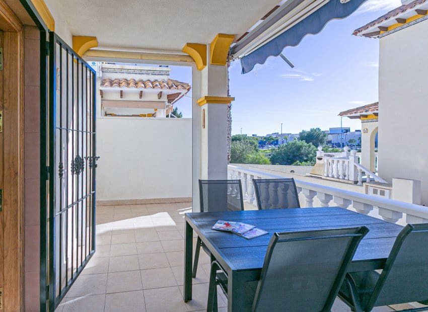 3 slaapkamer Rijtjeshuis te koop in Playa Flamenca met zwembad garage - € 224.500 (Ref: 9813910)
