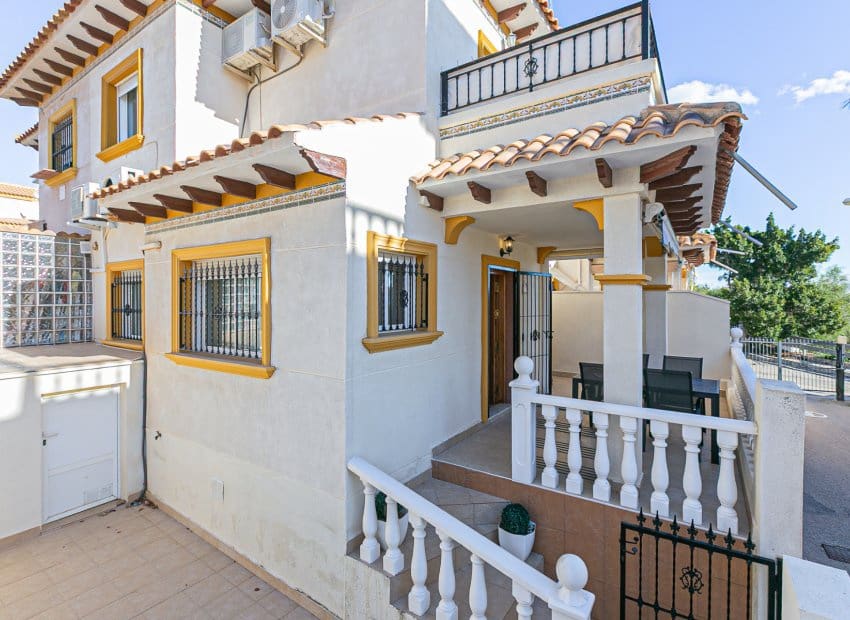 3 slaapkamer Rijtjeshuis te koop in Playa Flamenca met zwembad garage - € 224.500 (Ref: 9813910)