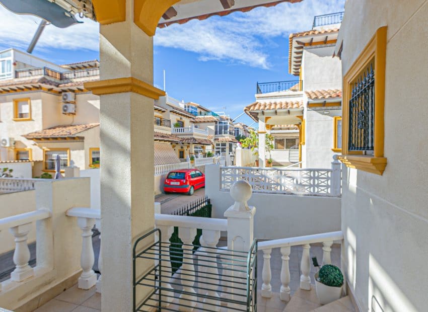 3 slaapkamer Rijtjeshuis te koop in Playa Flamenca met zwembad garage - € 224.500 (Ref: 9813910)