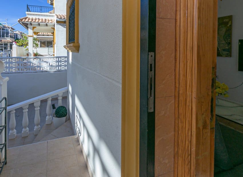 3 slaapkamer Rijtjeshuis te koop in Playa Flamenca met zwembad garage - € 224.500 (Ref: 9813910)