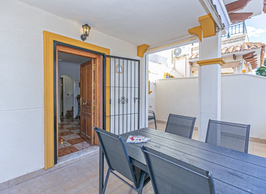 3 slaapkamer Rijtjeshuis te koop in Playa Flamenca met zwembad garage - € 224.500 (Ref: 9813910)