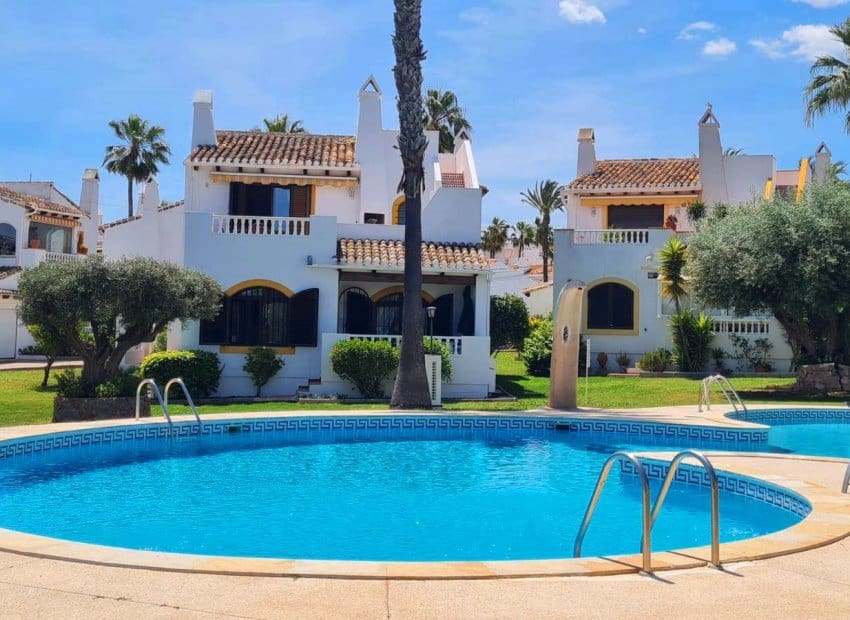 3 soveværelse Villa til salg i Villamartin med swimmingpool garage - € 395.000 (Ref: 9826070)