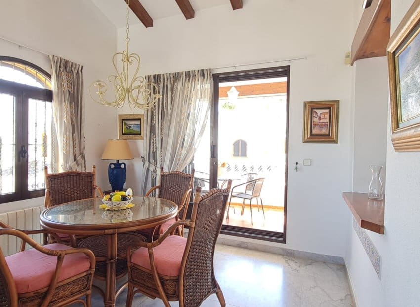 3 soveværelse Villa til salg i Villamartin med swimmingpool garage - € 395.000 (Ref: 9826070)