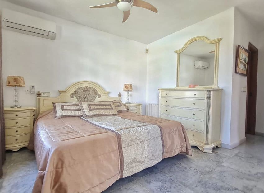 3 soveværelse Villa til salg i Villamartin med swimmingpool garage - € 395.000 (Ref: 9826070)