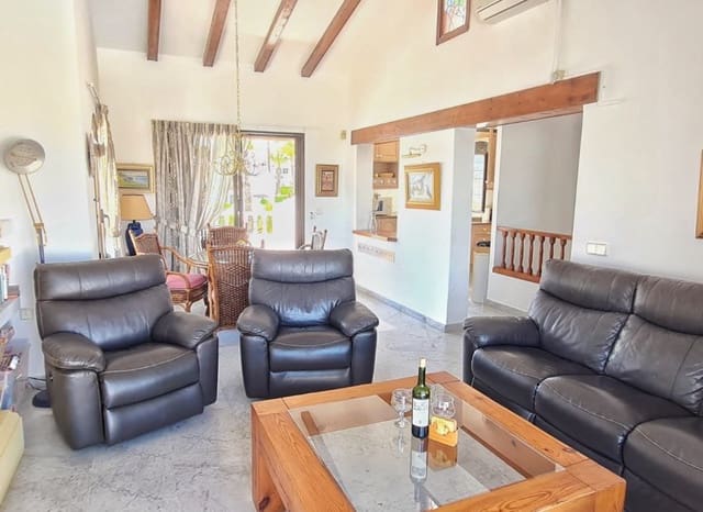 3 makuuhuone Huvila myytävänä paikassa Villamartin, Orihuela mukana uima-altaan 
autotalli - 395 000 € (Ref: 9826070)