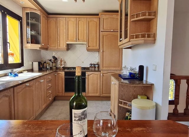 3 makuuhuone Huvila myytävänä paikassa Villamartin, Orihuela mukana uima-altaan 
autotalli - 395 000 € (Ref: 9826070)