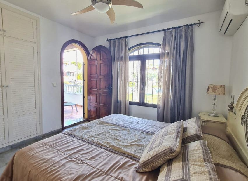 3 soveværelse Villa til salg i Villamartin med swimmingpool garage - € 395.000 (Ref: 9826070)