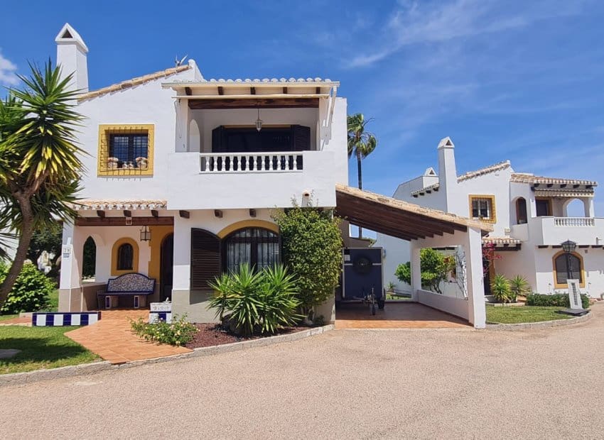 3 soveværelse Villa til salg i Villamartin med swimmingpool garage - € 395.000 (Ref: 9826070)