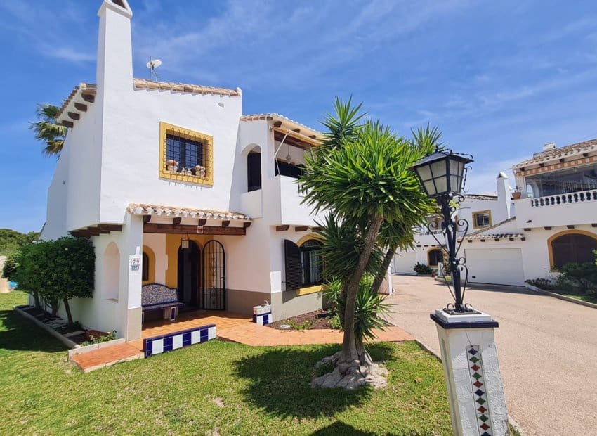 3 soveværelse Villa til salg i Villamartin med swimmingpool garage - € 395.000 (Ref: 9826070)
