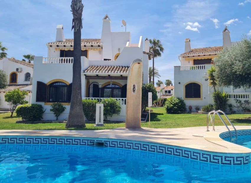 3 soveværelse Villa til salg i Villamartin med swimmingpool garage - € 395.000 (Ref: 9826070)
