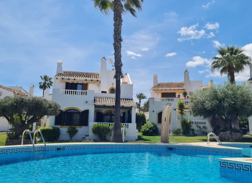 3 soveværelse Villa til salg i Villamartin med swimmingpool garage - € 395.000 (Ref: 9826070)