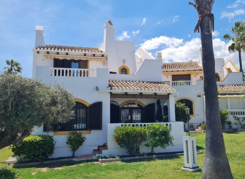 3 soveværelse Villa til salg i Villamartin med swimmingpool garage - € 395.000 (Ref: 9826070)