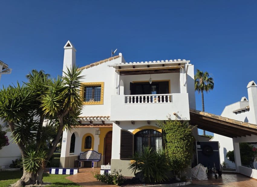 3 bedroom Villa for sale in Villamartin with pool garage - € 395,000 (Ref: 9826070)