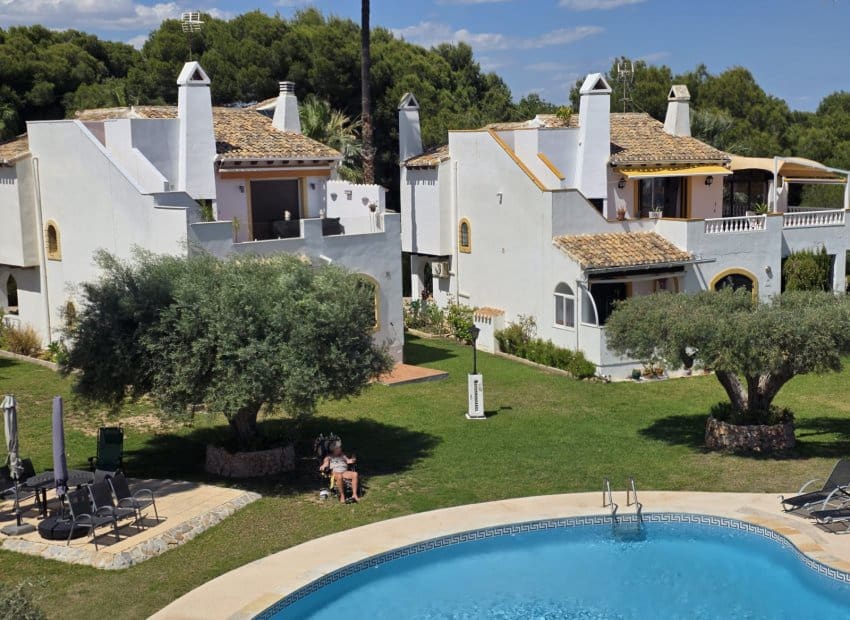 3 bedroom Villa for sale in Villamartin with pool garage - € 395,000 (Ref: 9826070)