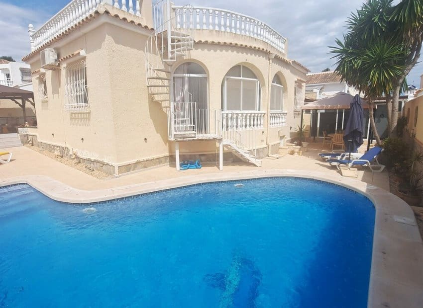 Chalet de 3 habitaciones en Villamartin en venta con piscina garaje - 425.000 € (Ref: 9855805)