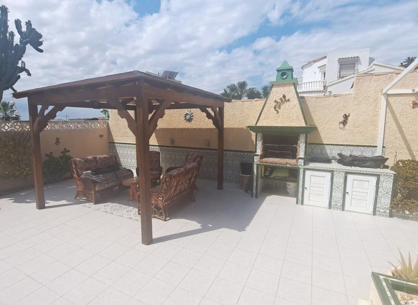 Chalet de 3 habitaciones en Villamartin en venta con piscina garaje - 425.000 € (Ref: 9855805)