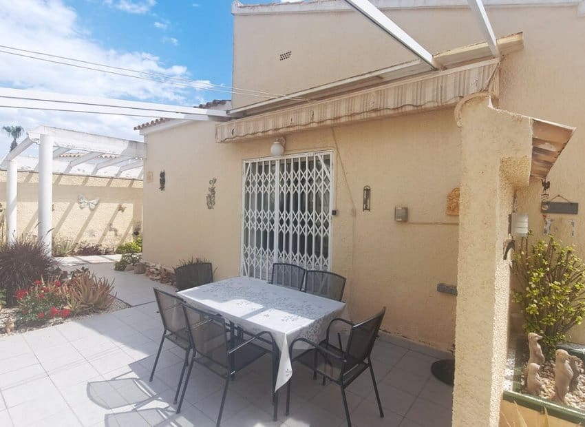Chalet de 3 habitaciones en Villamartin en venta con piscina garaje - 425.000 € (Ref: 9855805)