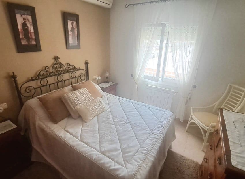 Chalet de 3 habitaciones en Villamartin en venta con piscina garaje - 425.000 € (Ref: 9855805)