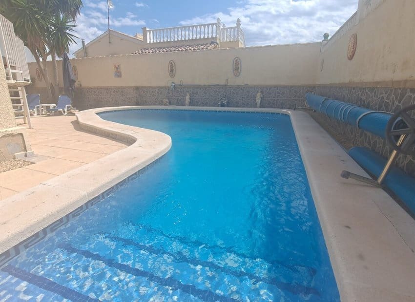 Chalet de 3 habitaciones en Villamartin en venta con piscina garaje - 425.000 € (Ref: 9855805)