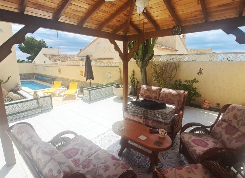 Chalet de 3 habitaciones en Villamartin en venta con piscina garaje - 425.000 € (Ref: 9855805)