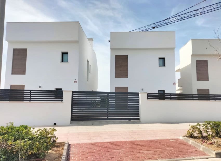 3 soveværelse Villa til salg i Pilar de la Horadada med swimmingpool garage - € 420.000 (Ref: 9855821)